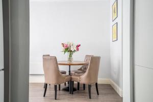 The Falcon - Apartment 10