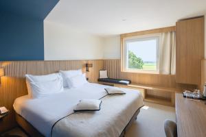 Superior Double or Twin Room - Lake Side room in Everness Hotel & Resort