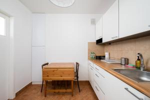 8th Floor City View Apartment by BookingHost