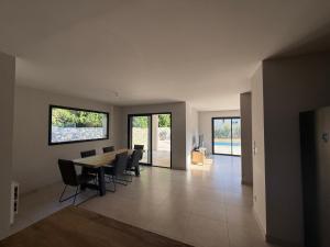 Maisons de vacances Maison avec piscine, jardin et terrasse - Blauzac : photos des chambres