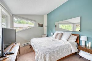Mt Hood Village Condo - Cozy Retreat with Fireplace