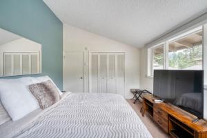 Mt Hood Village Condo - Cozy Retreat with Fireplace