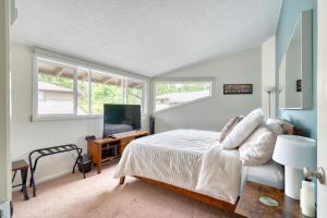 Mt Hood Village Condo - Cozy Retreat with Fireplace