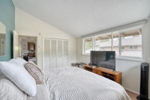 Mt Hood Village Condo - Cozy Retreat with Fireplace