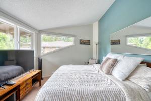 Mt Hood Village Condo - Cozy Retreat with Fireplace