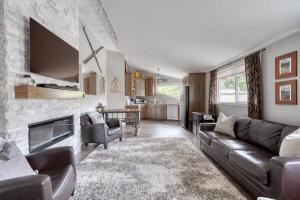 Mt Hood Village Condo - Cozy Retreat with Fireplace