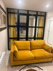 Deux. Pièces face à la scène.