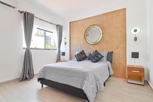 2 bedroom top floor with pool table, 1 block from Lleras park p9