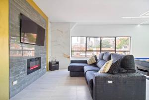 2 bedroom top floor with pool table, 1 block from Lleras park p9