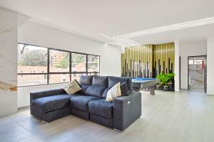 2 bedroom top floor with pool table, 1 block from Lleras park p9