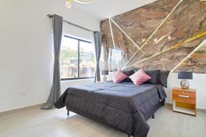 2 bedroom top floor with pool table, 1 block from Lleras park p9