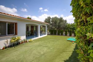 Coral Bay Avenue Villa by Vichy Holidays