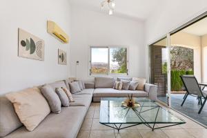 Coral Bay Avenue Villa by Vichy Holidays