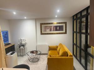 Deux. Pièces face à la scène.