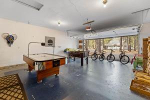 3 Br Sleeps 7 Hot Tub Foosball Wood Stove Bikes