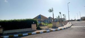 شاليه صف أول بإطلالة مباشرة على البحر والبسين قرية قناة السويس الكيلو 67 الساحل الشمالي خصوصية وهدوء ورقي في واحدة من ارقى قرى الساحل North Co