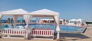 شاليه صف أول بإطلالة مباشرة على البحر والبسين قرية قناة السويس الكيلو 67 الساحل الشمالي خصوصية وهدوء ورقي في واحدة من ارقى قرى الساحل North Co