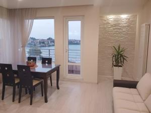 Sineva apartment - perfect location and amazing view