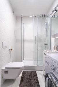 Modern One-Bedroom Apartment - 5 min to Porto Montenegro