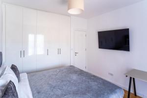 Modern One-Bedroom Apartment - 5 min to Porto Montenegro