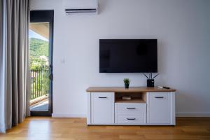 Modern One-Bedroom Apartment - 5 min to Porto Montenegro