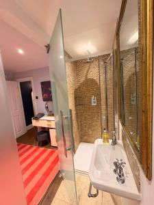 Stunning 4 Bed Town House with Terrace in London