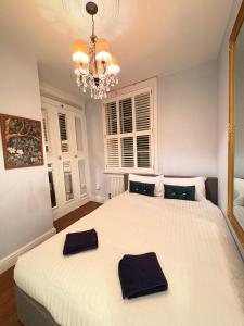 Stunning 4 Bed Town House with Terrace in London