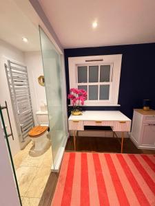 Stunning 4 Bed Town House with Terrace in London