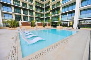 Golden Stays - Binghatti Amber I Luxury 1BR Apartment I Fully Furnished I Pool & Gym