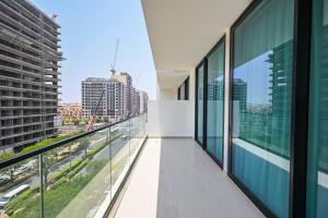 Golden Stays - Binghatti Amber I Luxury 1BR Apartment I Fully Furnished I Pool & Gym