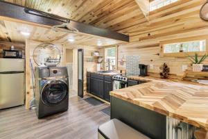 1 Mi to Lake Charming Byrdstown Retreat with Deck!