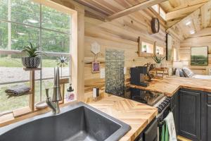 1 Mi to Lake Charming Byrdstown Retreat with Deck!