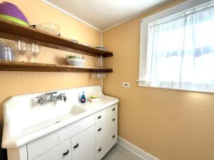 Cottage 8-9 - Stand Alone 2 Bedroom 2 Bath Private Courtyard Pet Friendly with Fee