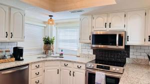 Charming Home - Pet Friendly - 4 Blocks from Beach