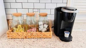 Charming Home - Pet Friendly - 4 Blocks from Beach