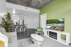 Centric 2BR In HEART of DTPHX Free Garage Parking