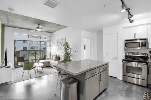 Centric 2BR In HEART of DTPHX Free Garage Parking