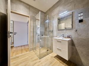 Apartment Luxury Mountain Attic with AC & Netflix by Interhome