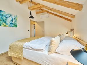 Apartment Luxury Mountain Attic with AC & Netflix by Interhome