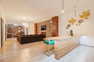 6 bedroom with Jacuzzi 1 block from LLeras P10