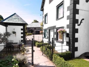 Sherrifs Lodge - Hw7730