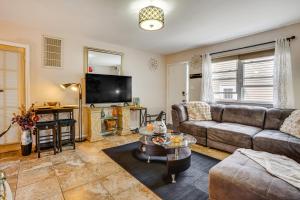 8 Mi to Long Beach Cozy Apt with Fenced Yard!