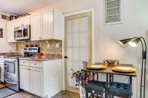 8 Mi to Long Beach Cozy Apt with Fenced Yard!