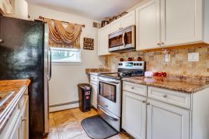 8 Mi to Long Beach Cozy Apt with Fenced Yard!