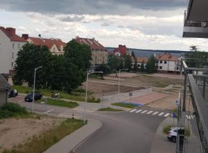 Nowoczesny apartament z dużym tarasem i widokiem na jezioro