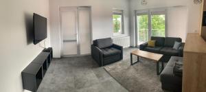 Nowoczesny apartament z dużym tarasem i widokiem na jezioro