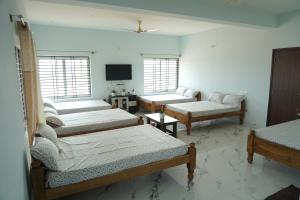 SkyScape Homestay- Best Homestay near to falls ettina bhuja treaking, devaramane, bettadhabiraveshvara