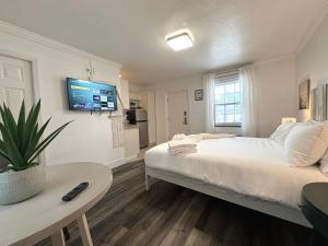 1Q bed Studio apt with Shared Pool 09