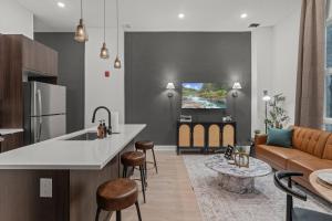 New townhouse SLEEP 4 Best Spot-Old City Philly