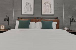 New townhouse SLEEP 4 Best Spot-Old City Philly